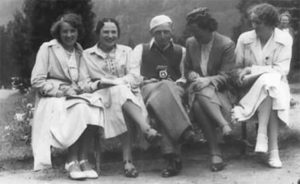 Wczasowicze na deptaku, lata 30. XX w. Fot. „Ars” Edward Rubinek Żegiestów-Zdrój